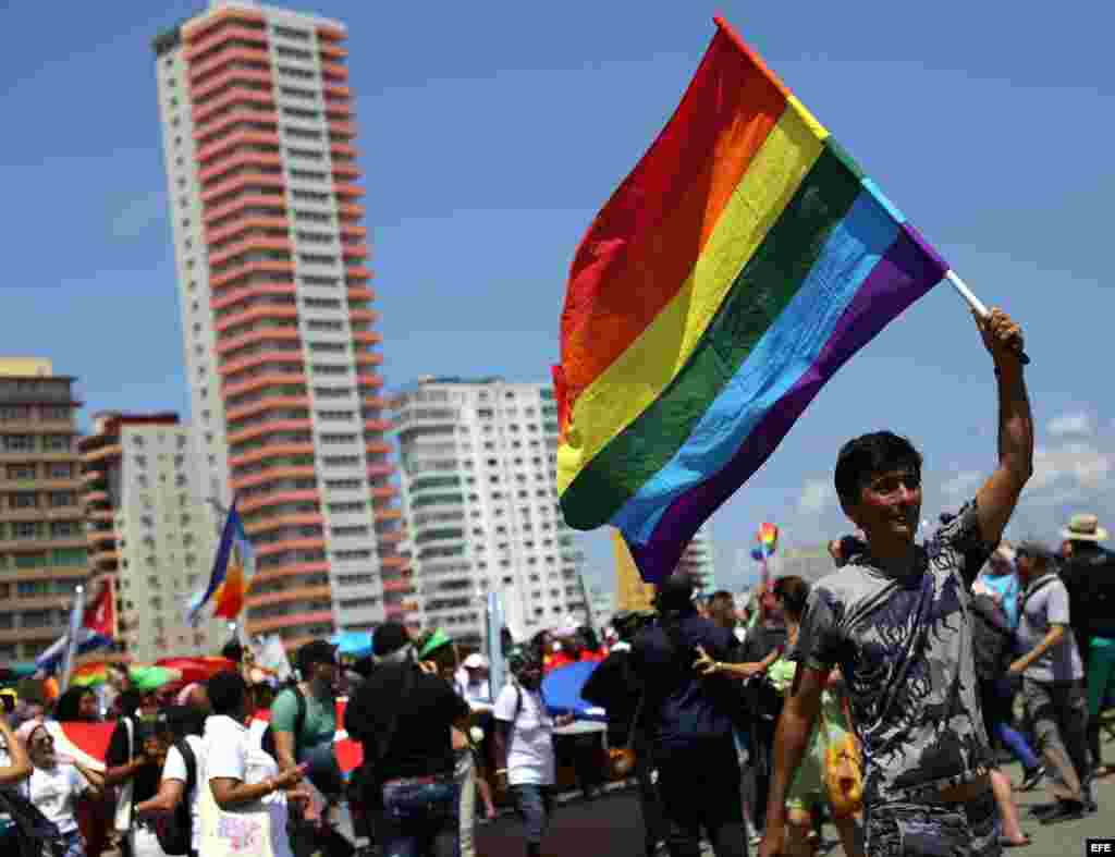 Cientos de personas con música, plumas y lentejuelas de todos los colores participan en una conga por los derechos LGTBI, en la 9 jornada contra la homofobia y la transfobia en Cuba.
