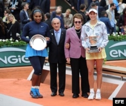La tenista española Garbiñe Muguruza (d) campeona del torneo de tenis de Roland Garros, posa junto a la tenista estadounidense Serena Williams (i) y el presidente de la Federación de Tenis francesa, Jean Gachassin (2i) y la extenista estadounidense Billie