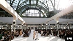 Presentación de la colección "prêt-à-porter" otoño-invierno 2016/2017 del diseñador Karl Lagerfeld para Chanel, durante la Semana de la Moda de París en Francia (8 de marzo).