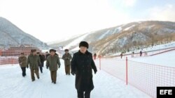 Kim Jong-un inspecciona la pista de esquí en Wonsan. 