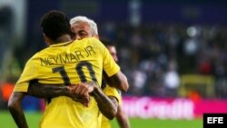 El jugador del París Saint-Germain Neymar (i) celebra con su compañero Dani Alves (d) después de anotar el tercer gol de su equipo este miércoles 18 de octubre de 2017, durante un partido entre el Anderlecht y el París Saint-Germain por el grupo B de la L