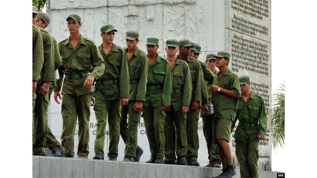 Jóvenes cubanos del servicio militar.