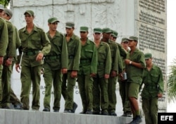 Jóvenes cubanos del servicio militar.