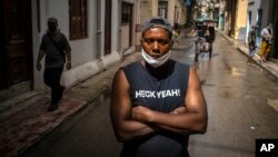 Un vendedor ambulante en una calle de La Habana. (AP/Ramón Espinosa)