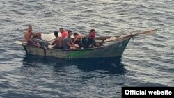 Ocho migrantes cubanos a bordo de una embarcación de metal, interceptados a 1 milla de Dania Beach. (Foto: Guardia Costera de EEUU)