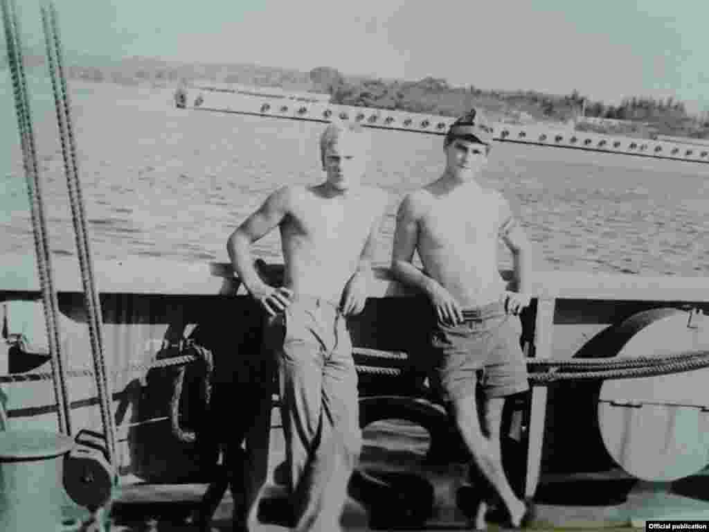Dos marinos rusos posan en Cienfuegos.