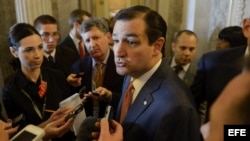 El senador republicano Ted Cruz (c) atiende a los medios en el exterior del Senado en el Capitolio en Washington DC, EE.UU. Archivo.