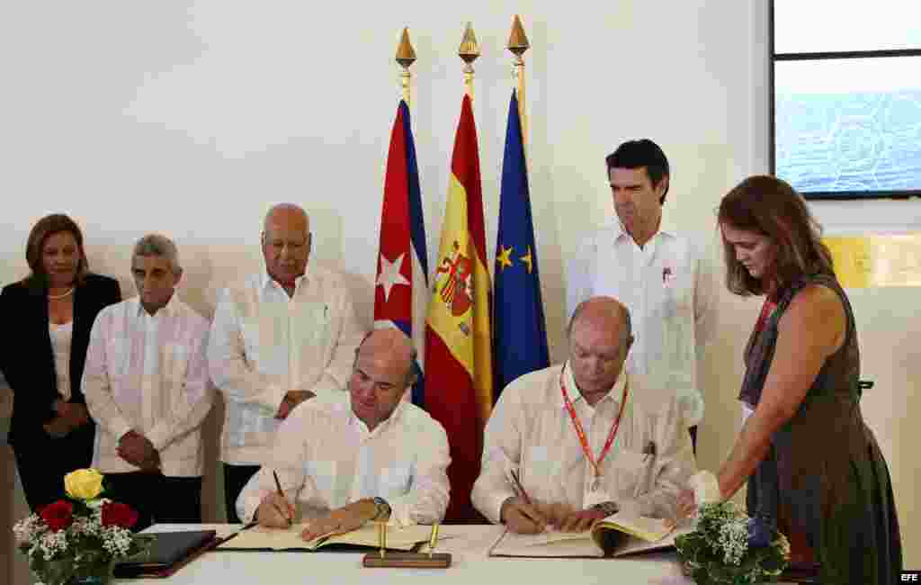José Manuel Soria, el ministro de Industria, Energía y Turismo de España, y Rodrigo Malmierca, el ministro cubano de Comercio Exterior e Inversión Extranjera, firman acuerdos de cooperación el 2 de noviembre de 2015 en la Feria Internacional de La Habana.