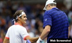 Isner (d) felicita a Federer.