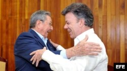 El presidente de Colombia, Juan Manuel Santos, hizo un viaje relámpago para reunirse en La Habana con el gobernante Raúl Castro.