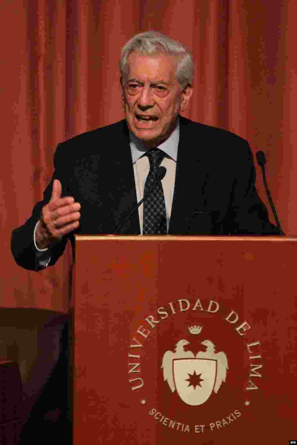 Mario Vargas Llosa habla hoy, jueves 26 de marzo de 2015, en la Universidad de Lima (Perú), durante el seminario internacional "América Latina: oportunidades y desafíos". 