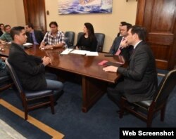 Carlos Amel Oliva (izq) y otros disidentes cubanos durante un encuentro en Washington con el senador Marco Rubio