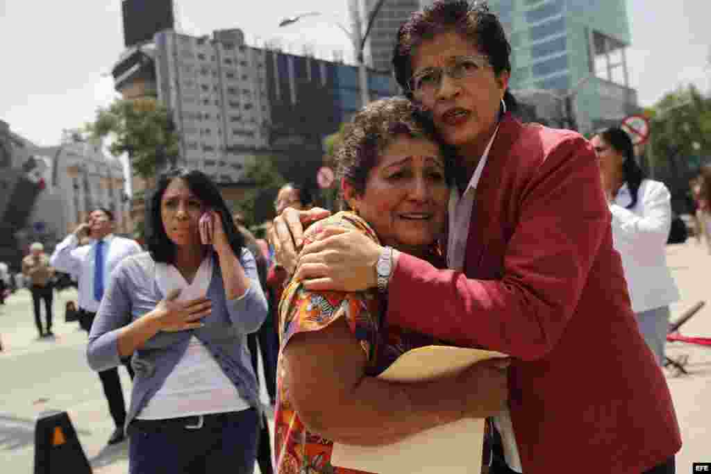 Miles de personas permanecen en la calle tras el sismo de 7.1 que desató el pánico en Ciudad de México.