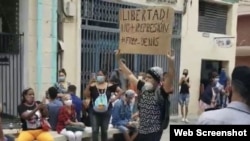 Luis Robles Elizástegui durante su protesta en la calle San Rafael en La Habana en apoyo al rapero Denis Solís. (Captura de video/Facebook)