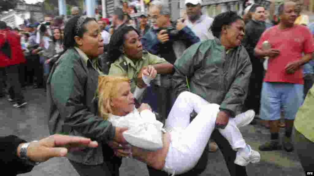 Fotografía de archivo de una integrante de las Damas de Blanco cuando era trasladada a la fuerza a un autobús de la policía.EFE/Rolando Pujol
