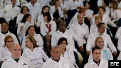 Un grupo de médicos extranjeros participa en un entrenamiento en la Universidad de Brasilia del programa Más Médicos.