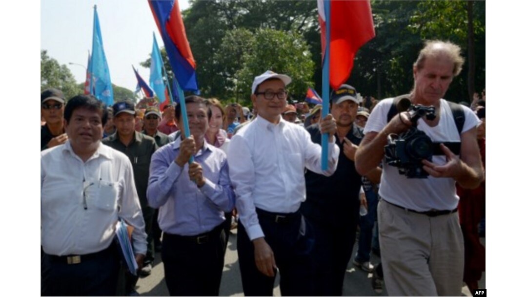 James Ricketson (d) filmando una protesta en Cambodia.