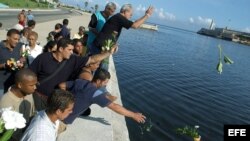 HAB01 - LA HABANA (CUBA), 13/07/05.- Alrededor de 30 opositores cubanos, pertenecientes al ilegal Partido Popular Republicano, lanzan flores al mar hoy, miércoles 13 de julio, en homenaje a las víctimas del naufragio del remolcador "13 de Marzo" que ocurr