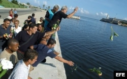 Opositores del ilegal Partido Popular Republicano, lanzan flores al mar el 13 de julio, en homenaje a las víctimas de "13 de Marzo".