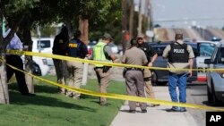 Agentes resguardan la escena donde un hombre armado secuestrara un vehículo del servicio postal, abrió fuego a la multitud matando a 5 personas e hirió a 21 de ellas en Texas. (Mark Rogers/Odessa American vía AP).
