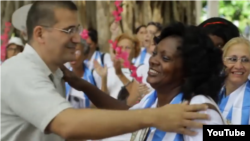 Reporta Cuba. Antonio Rodiles durante un encuentro con Damas de Blanco en el parque Gandhi.