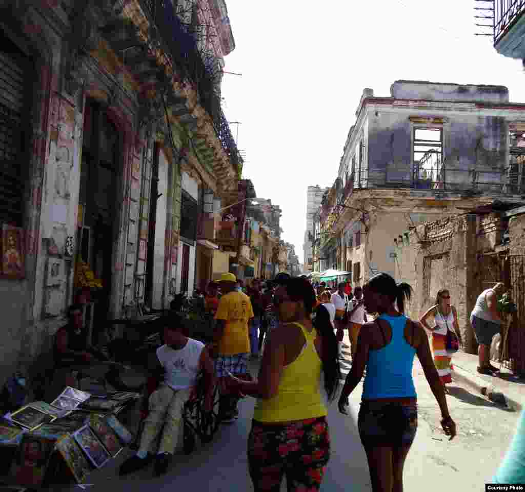 Venta de imágenes religiosas en las calles de La Habana. 