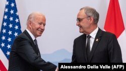 El presidente Joe Biden saluda en Ginebra al presidente de la Federación Suiza, Guy Parmelin, el 15 de junio de 2021. (Alessandro Della Valle/AFP).