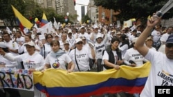 Archivo - Cientos de personas participan en Bogotá (Colombia), en una manifestación para expresar la solidaridad con el Gobierno y pueblo de Colombia por el rescate de los rehenes de las FARC y con las personas que aún están en poder de esta guerrilla. 