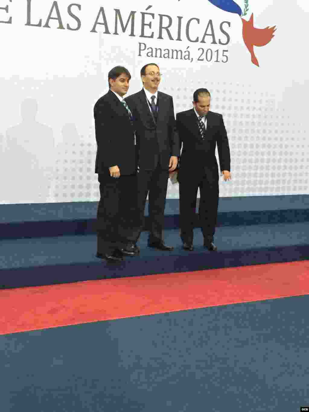 Alejandro Castro Espín con dos de sus colaboradores en la Cumbre de Panamá 2015.