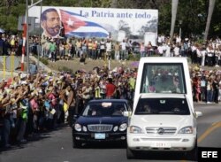 La imagen de la Virgen de la Caridad es llevada a la Plaza "Antonio Maceo" donde el papa Benedicto XVI ofrece una misa , lunes 26 de marzo de 2012, Santiago de Cuba