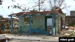 Numerosas viviendas quedaron como esta al paso de Irma por la población costera de Isabela de Sagua.