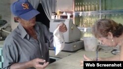 Venta de leche en una "bodega" cubana.
