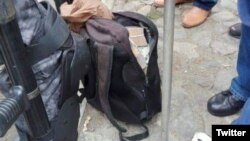 La mochila cargada de dinero que le ocuparon a cuatro funcionarios de la Embajada cubana en Bolivia, en una foto sacada de un mensaje de Twitter.