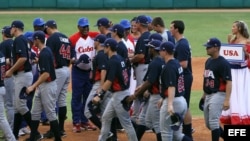 Peloteros universitarios de EE.UU. saludan a los miembros del equipo cubano antes del primer desafío, que Cuba ganó 4x3.