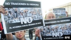 Familiares de las víctimas del atentado en 1994 contra la mutualista judía AMIA marchan junto a organizaciones políticas y sociales, frente al Parlamento argentino, en Buenos Aires. 