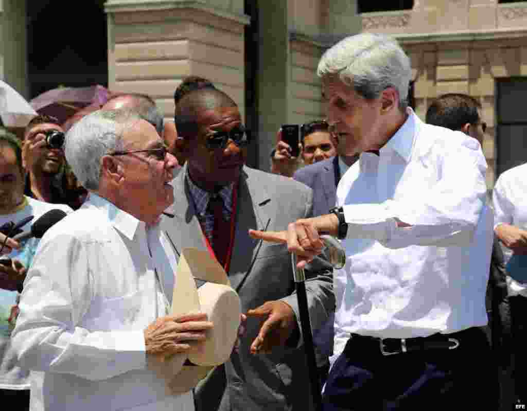 John Kerry (d) y Eusebio Leal (i) analizan el recorrido que ambos realizan por el centro histórico de La Habana (Cuba), el viernes, 14 de agosto de 2015. &nbsp;