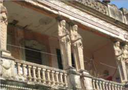 Vista del segundo piso de la Casa de las Cariátides en la ciudad de Camagüey.