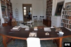 Foto de archivo (24/05/05) de la biblioteca del fallecido escritor norteamericano Ernest Hemingway, en su casa de Finca Vigía, en La Habana.