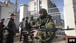 Un soldado armado sin identificar, presuntamente ruso