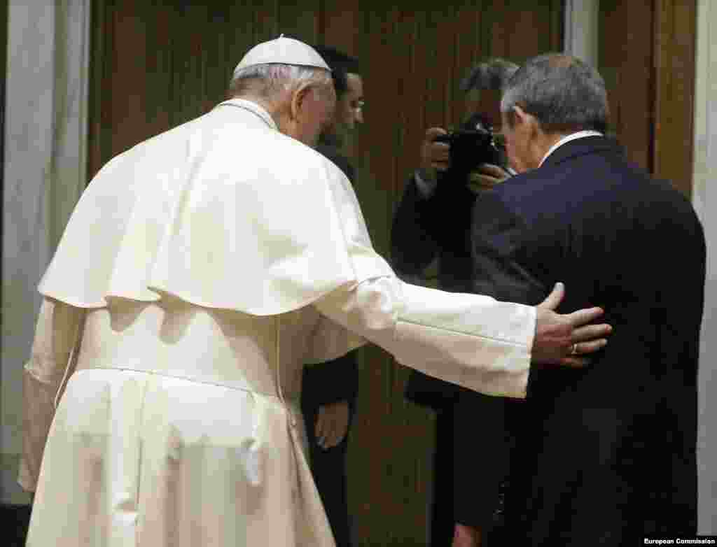 El papa Francisco conduce a Castro al estudio para la reunión.