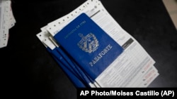 Pasaportes cubanos.