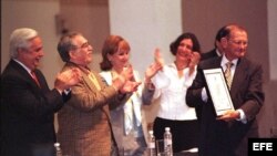 MEX07 MONTERREY (MEXICO) 02/09/03 .- El periodista colombiano José Salgar (D) muestra el premio Nuevo Periodismo Iberoamericano en la modalidad de Homenaje por su trayectoria de 70 años como periodista luego de recibirlo de manos de su compatriota el escritor Gabriel García Márquez en la foto. Archivo