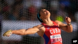 La cubana Yaime Pérez compite en el lanzamiento de disco del Mundial de atletismo en Eugene, Oregon, el 18 de julio de 2022. (AP Foto/Charlie Riedel)