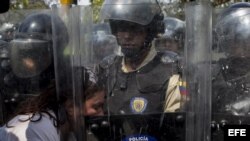 La PNB se apostó en el acceso a la UCV&nbsp; e impidió que la multitudinaria marcha que procedía de Bello Monte llegara hasta la Defensoría, en la plaza Morelos.