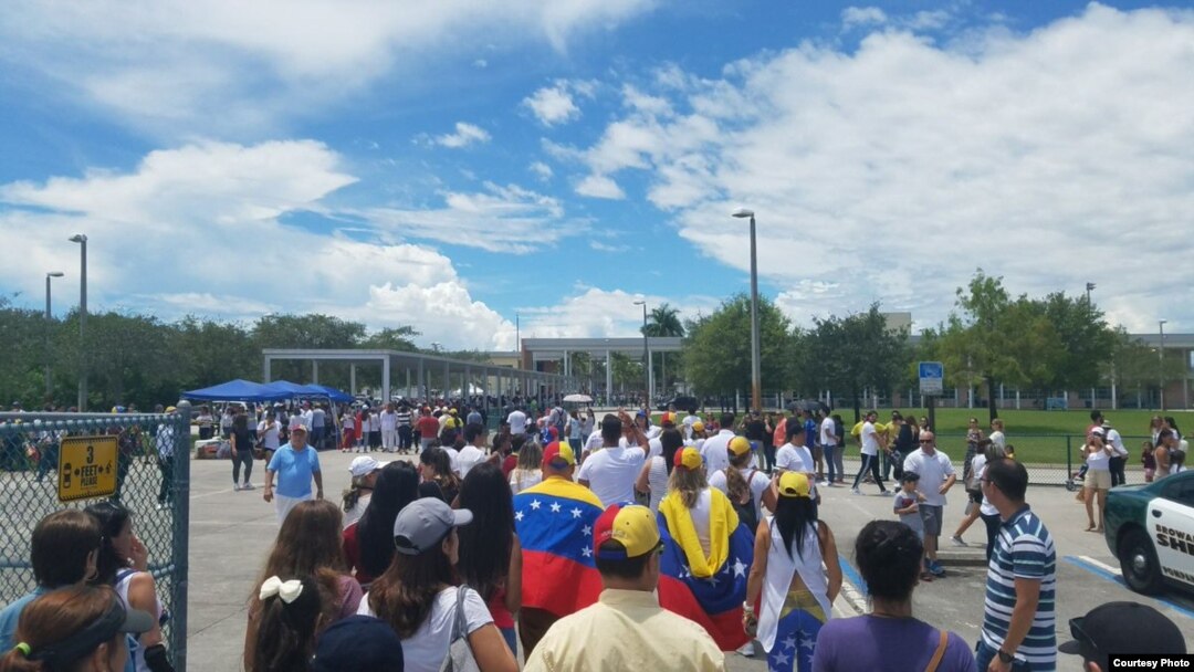Venezolanos votando en Weston, Florida. 