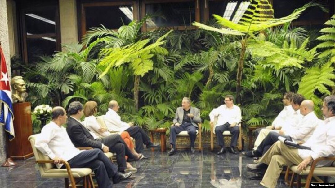 Raúl Castro junto a los delegados del gobierno de Colombia y de las FARC.