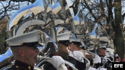 La banda de la Marina estadounidense marcha durante el 87º desfile de Acción de Gracias de los grandes almacenes Macy's, en Nueva York, EE.UU., el 28 de noviembre de 2013.