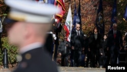 El Presidente de los Estados Unidos, Joe Biden, y la Vicepresidenta Kamala Harris asisten a una ceremonia de colocación de coronas en la Tumba del Soldado Desconocido en el Cementerio Nacional de Arlington, Virginia, el 11 de noviembre de 2023. REUTERS/Amanda Andrade-Rhoades