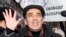 El ex campeón mundial de ajedrez y líder opositor ruso, Garry Kasparov, saluda a sus partidarios después de su liberación tras cinco días de cárcel, en Moscú, Rusia. 