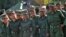 Un grupo de cadetes cubanas bromean durante un descanso. 